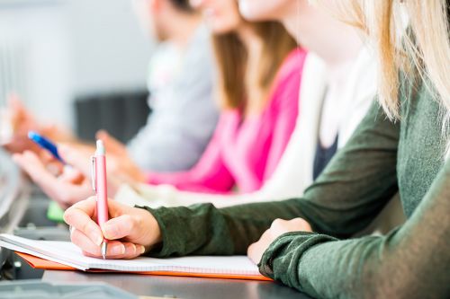 Schüler in Sitzreihe